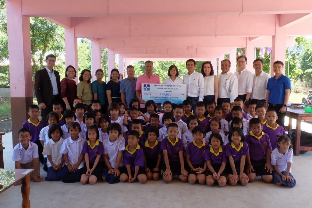 สมาคมธุรกิจรับสร้างบ้าน มอบเงินบริจาคช่วยฟื้นฟูโรงเรียนบ้านดอนตะลี จ.อุบลราชธานี หลังน้ำลด