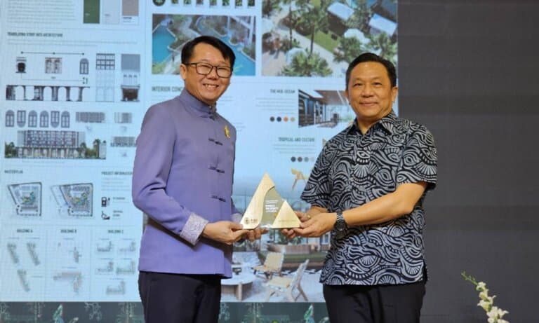 นายสิริพงศ์ ศรีสว่างวงศ์ ประธานเจ้าหน้าที่บริหารร่วม บริษัท บริทาเนีย จำกัด (มหาชน) เป็นผู้แทนบริษัทขึ้นรับรางวัลจาก นายนิรัตน์ พงษ์สิทธิถาวร ผู้ว่าราชการจังหวัดภูเก็ต